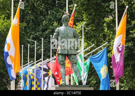 London, Großbritannien. 22. Juli 2025. Die Flaggen von 50 historischen Grafschaften wurden gehisst und werden am Parliament Square vor der Feier des nationalen Erbes am Historic County Flags Day morgen (23. Juli) eingeflogen. Quelle: Imageplotter/Alamy Live News Stockfoto