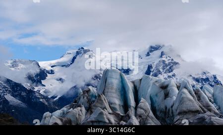 Der majestätische Svinafellsjokull-Gletscher bietet atemberaubende Eisformationen und majestätische Berge unter einem dramatischen Himmel. Erleben Sie die ruhige Schönheit der isländischen Naturwunder. Stockfoto