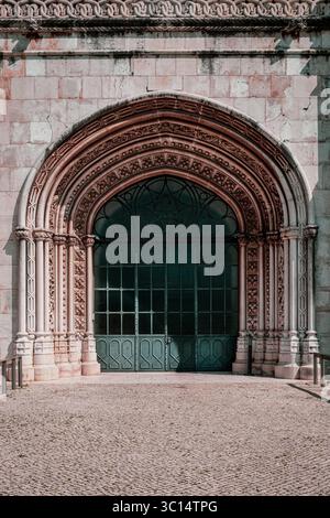 Licht- und Schattenspiele am kunstvollen bogenförmigen Eingang in Lissabon, Portugal Stockfoto