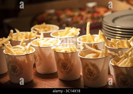 14. Januar 2019 – Washington, DC, Vereinigte Staaten von Amerika – Pappbecher des Weißen Hauses gefüllt mit Fastfood Pommes frites sind bereit für die Feier des NCAA College Football National Champion Clemson Tigers 2018 im State Dining Room des Weißen Hauses 14. Januar 2019 in Washington, DC. Aufgrund von Einschränkungen durch die teilweise staatliche Schließung kaufte der Präsident eine Auswahl an Fast Food von Dominos, McDonalds, Wendys und Burger King, um den Spielern zu dienen. (Bild: © Joyce N. Boghosian via ZUMA Wire) Stockfoto