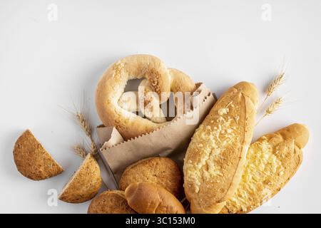 Frisch gebackene verschiedene Backwaren mit Draufsicht auf grauem Hintergrund mit Weizen Stockfoto