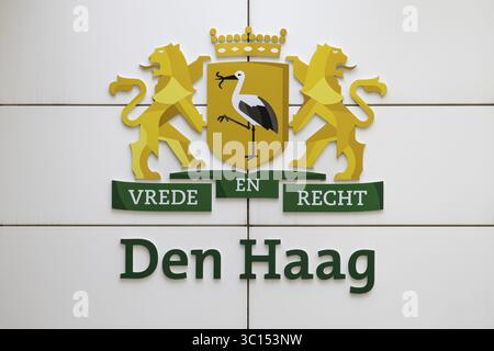 Königliches Wappen von den Haag auf weißem Hintergrund mit zwei goldenen Löwen, den Haag, Niederlande Stockfoto
