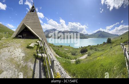 Panoramaaufnahme mit dem 1967 erbauten Pyramidenmuseum Mont-Cenis links über dem Lac du Mont Cenis rechts in einer stilisierten Pyramide als Museum für die Gesellschaft Stockfoto