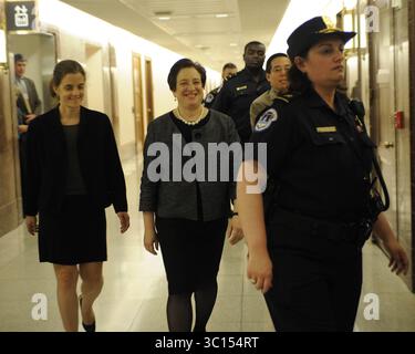 13. Mai 2010 - Washington, District of Columbia, USA - I14899CB.Capitol Hill in Washington D.C. 05-13-2010.Elena Kagan geht mit ihrem Gefolge zum Büro von Senator Spector. Senatorin Arlen Specter begrüßt Elena Kagan, die für den Obersten Gerichtshof nominiert wurde, während sie vor ihrer Bestätigungsverhandlung verschiedene Senatsmitglieder besucht. (Kreditbild: Christy Bowe/ZUMA Wire) Stockfoto