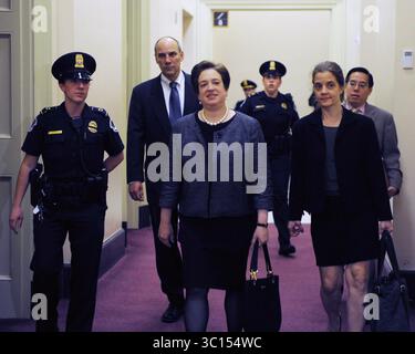 13. Mai 2010 - Washington, District of Columbia, USA - I14899CB.Capitol Hill in Washington D.C. 05-13-2010.Elena Kagan geht mit ihrem Gefolge zum Büro von Senator Spector. Senatorin Arlen Specter begrüßt Elena Kagan, die für den Obersten Gerichtshof nominiert wurde, während sie vor ihrer Bestätigungsverhandlung verschiedene Senatsmitglieder besucht. (Kreditbild: Christy Bowe/ZUMA Wire) Stockfoto