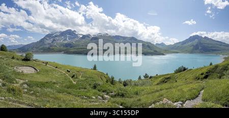 Panoramablick auf Jardin Alpin im Vordergrund, Stausee Lac du Mont Cenis dahinter, Massiv Mont Cenis, Massif du Mont-Cenis, Graische Alpen, Lanslebour Stockfoto