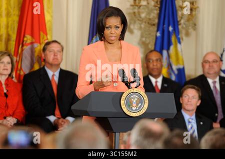 12. April 2011 - Washington, District of Columbia, USA - das Weiße Haus - Washington DC 04-12-2011.Präsident Barack Obama, First Lady Michelle Obama, Vizepräsident Joe Biden und Dr. Jill Biden starten die nationale Initiative First Lady und Dr. Jill Biden, um die amerikanischen Dienstmitglieder und ihre Familien im East Room zu unterstützen und zu ehren... 2011. First Lady MICHELLE OBAMA. (Kreditbild: Christy Bowe/ZUMA Wire) Stockfoto