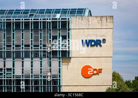 Düsseldorf, Nordrhein-Westfalen, Deutschland - Funkhaus Düsseldorf mit den Fernsehsendern WDR und ZDF, am neuen Zollhof im Medienhafen. Stockfoto