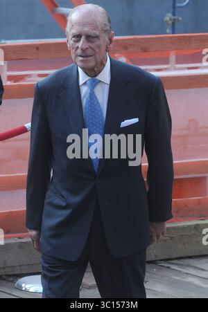 6. Juli 2010 – Manhattan, New York, Vereinigte Staaten von Amerika – NEW YORK – 06. JULI: Königin Elizabeth II. Wird von New Yorker Gouverneur David Patterson begrüßt, als sie am Standort des World Trade Centers ankommt, um den Opfern der Anschläge von 9/11 während eines Besuchs auf Ground Zero Tribut zu zollen. Am 6. Juli 2010: Prinz Philip Duke of Edinburgh. (Kreditbild: © SMG via ZUMA Wire) Stockfoto