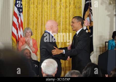 29. Mai 2012: Washington, District of Columbia, USA - US-Präsident BARACK OBAMA überreicht die Presidential Medal of Freedom an den Astronauten und ehemaligen US-Senator JOHN GLENN während einer prestigeträchtigen Zeremonie, die als höchste zivile Auszeichnung des Präsidenten bekannt ist. (Kreditbild: Christy Bowe/ZUMA Wire) Stockfoto