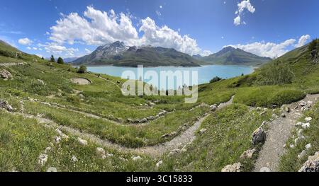 Panoramablick auf Jardin Alpin im Vordergrund, Stausee Lac du Mont Cenis dahinter, Massiv Mont Cenis, Massif du Mont-Cenis, Graische Alpen, Lanslebour Stockfoto