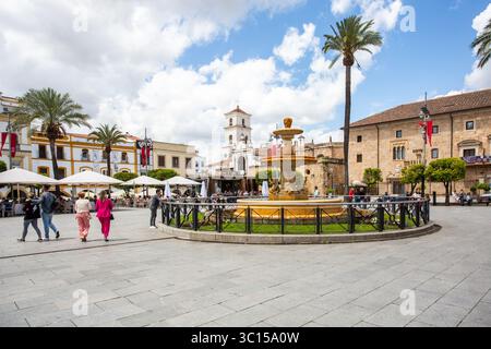 Menschen und Touristen auf der Plaza de España in Mérida, Spanien, einem historischen Platz im Herzen der Altstadt. Stockfoto