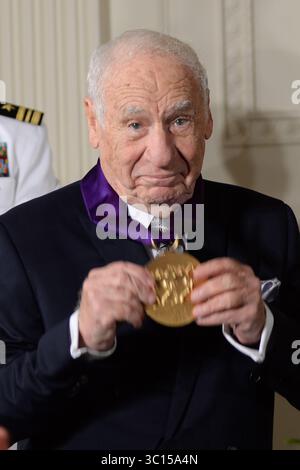 22. September 2016 – Washington, District of Columbia, USA – Präsident Obama vergibt die National Medal of Arts an MEL BROOKS während der Preisverleihung im East Room of the White House. Brooks zeigt seine neue Medaille, während er nach der Präsentation zurück zu seinem Platz geht. (Kreditbild: Christy Bowe/ZUMA Wire) Stockfoto