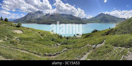 Panoramablick auf Jardin Alpin im Vordergrund, Stausee Lac du Mont Cenis dahinter, Massiv Mont Cenis, Massif du Mont-Cenis, Graische Alpen, Lanslebour Stockfoto