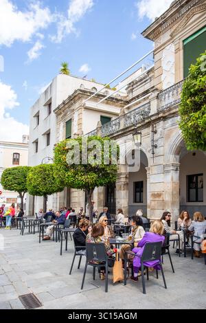 Menschen und Touristen auf der Plaza de España in Mérida, Spanien, einem historischen Platz im Herzen der Altstadt. Stockfoto