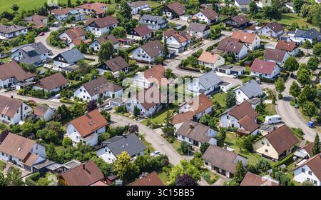 Wohngebiet mit Einfamilienhaus und Garten. Wohnhäuser in Muensingen auf der Schwäbischen Alb. Drohnenfoto. Muensingen, Baden-Württemberg, Stockfoto