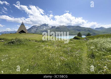 Panoramablick vom Plateau über Lanslebourg-Mont-Cenis zum Stausee Lac du Mont Cenis links Museum Musee du Mont Cenis an der Passstraße vorbei an Alpine p Stockfoto