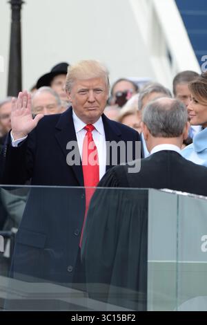 20. Januar 2017 – Washington, District of Columbia, USA – 20. Januar 2017 – der gewählte Präsident Donald Trump wird als 45. Präsident der Vereinigten Staaten im Kapitol vereidigt. (Kreditbild: Christy Bowe/ZUMA Wire) Stockfoto