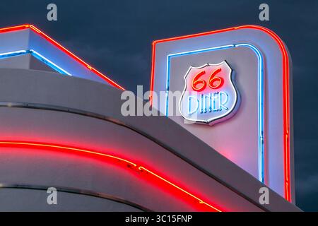 Albuquerque, New Mexico, USA. Die Außenfassade des Diner aus der Mitte des 1950er-Jahrhunderts ist in leuchtendem Rot und Blau an der historischen Route 66 bei Nacht beleuchtet. Stockfoto