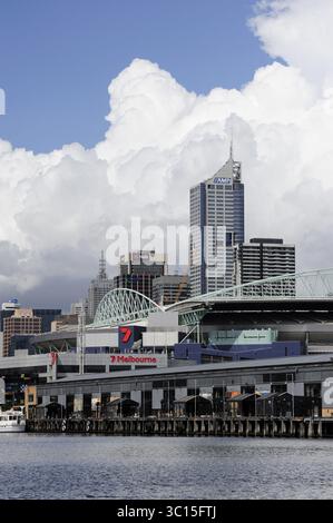 Docklands, Central Pier im ehemaligen Hafenviertel, dahinter das Etihad Stadium und der Bourke Place Tower, Melbourne City, Victoria, VIC, Austra Stockfoto