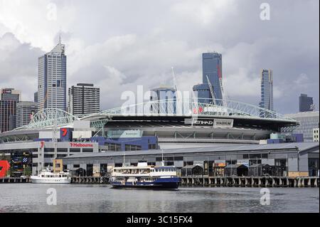 Docklands, Central Pier im ehemaligen Hafenviertel, dahinter das Etihad Stadium und die Skyline, Melbourne City, Victoria, VIC, Australien Stockfoto