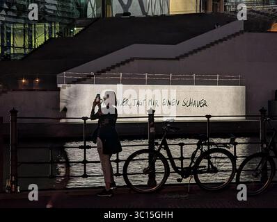 Berlin, Deutschland. Juli 2025. Am 20. Juli 2025 sehen die Menschen den Film und die Lichtprojektion im Parlamentsbezirk an der Fassade des Marie-Elisabeth-Luders-Hauses in Berlin. Vom 6. Juli 2025 bis zum 3. Oktober 2025 ist eine Laserprojektions- und Lichtshow über Ereignisse in der deutschen Parlamentsgeschichte zu sehen. (Foto: Michael Nguyen/NurPhoto) Credit: NurPhoto SRL/Alamy Live News Stockfoto