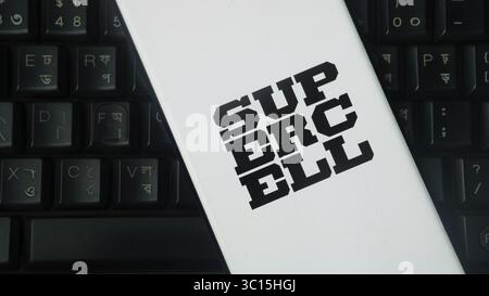Das Smartphone zeigt das SUPERCELL-Logo auf einer Tastatur Stockfoto