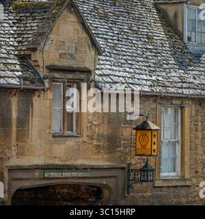 Ein altes 3-Sterne-AA-Hotelschild an der Wand eines Gebäudes an der High Street im Cotswold-Dorf Chipping Campden, Gloucestershire, England, Großbritannien Stockfoto