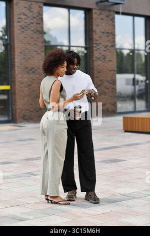 Ein stilvolles junges afroamerikanisches Paar genießt einen schönen Moment zusammen in der Stadt. Stockfoto