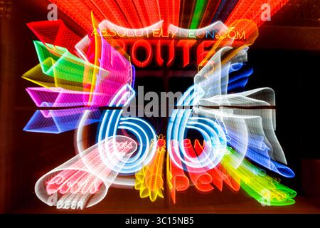 Albuquerque, New Mexico, USA. Farbenfrohe Vintage Route 66 Neonschilder, die nachts in der historischen Innenstadt leuchten. Stockfoto