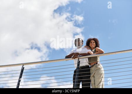 Das junge Paar teilt freudige Momente bei einem Date, während es die pulsierende Stadt im Sommer erkundet. Stockfoto