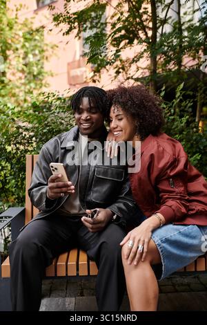 Ein glückliches junges Schwarzes Paar genießt die Gesellschaft in der Stadt. Stockfoto