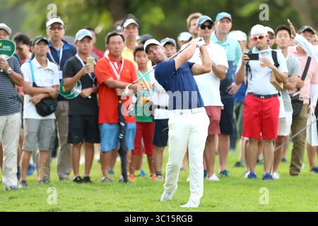 19. Januar 2019: Singapur: Paul Casey aus England spielt in der dritten Runde der Singapore Open auf dem Serapong-Golfplatz Sentosa Golf Club einen Schuss auf das 15. Loch. (Bild: © Paul Miller/ZUMA Wire) Stockfoto
