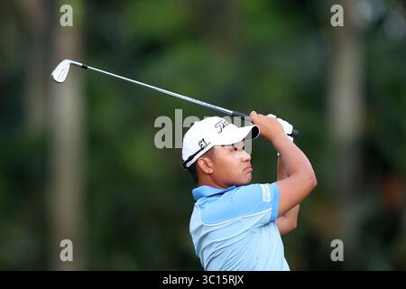 19. Januar 2019 - Singapur - Poom Saksansin aus Thailand spielt in der dritten Runde der Singapore Open auf dem Serapong-Golfplatz, Sentosa Golf Club, einen Schuss auf das 16. Loch. (Bild: © Paul Miller/ZUMA Wire) Stockfoto