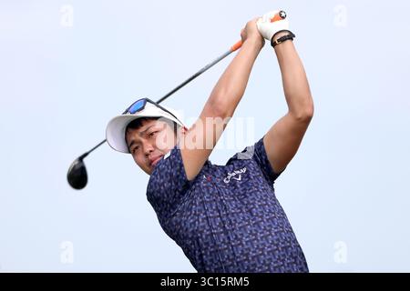 19. Januar 2019 - Singapur - Shotaro Wada of Japan schlägt in der dritten Runde der Singapore Open auf dem Serapong-Golfplatz Sentosa Golf Club auf dem 6. Loch ab. (Bild: © Paul Miller/ZUMA Wire) Stockfoto