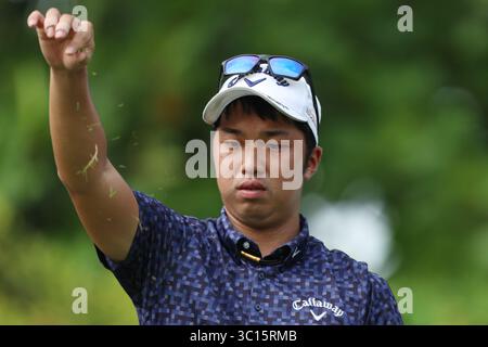 19. Januar 2019 - Singapur - Shotaro Wada of Japan kontrolliert den Wind auf dem 8. Loch während der dritten Runde der Singapore Open auf dem Serapong Course, Sentosa Golf Club. (Bild: © Paul Miller/ZUMA Wire) Stockfoto