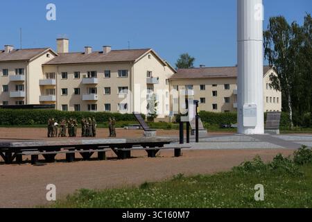 Hamina, Finnland. Am 14. Juni 2025 versammelte sich eine Gruppe von Soldaten bei Suomen lipun aukio unter der Großen finnischen Flagge Stockfoto