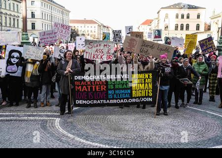 19. Januar 2019 - München, Bayern, Deutschland - zwei Jahre nach dem ursprünglichen Marsch von Womenâ marschierten über 250 durch die Straßen Münchens, um das Bewusstsein für die Probleme zu schärfen, mit denen Frauen in modernen westlichen Gesellschaften konfrontiert sind. Die Demonstranten, die von der Ex-Pat-Fraktion Demokraten im Ausland organisiert wurden, versuchten, Solidarität mit Märschen in rund dreißig Ländern auf der ganzen Welt zu zeigen und die anhaltenden Kämpfe für Frauen, Einwanderer und andere Gruppen in den USA und weltweit hervorzuheben. Der historische 116. Kongress wurde ebenfalls mit 24 % Frauen besetzt. Weitere Themen einschließlich Stockfoto