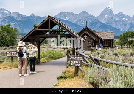Außenansicht der Kapelle der Verklärung in Moose, Wyoming mit Blick auf die Berge der Grand Teton Cathedral. Stockfoto