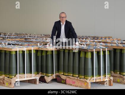 22. Juli 2025, Niedersachsen, Unterlüß: Matthias Koll, CFO Rheinmetall Waffe und Munition, steht vor Artilleriegeschossen im Kaliber 155 mm in der neuen LAP-Munitionsfabrik der Rüstungsfirma Rheinmetall. Der Besuch des Rüstungsunternehmens ist Teil der Sommerreise des niedersächsischen Wirtschaftsministers. Foto: Marcus Brandt/dpa Stockfoto