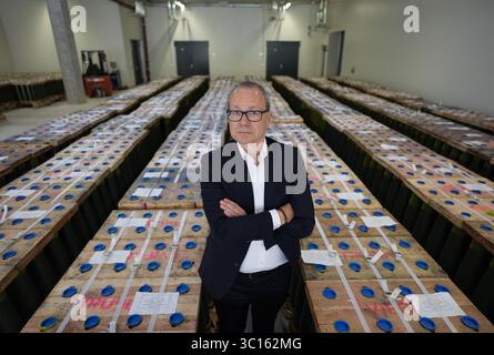 22. Juli 2025, Niedersachsen, Unterlüß: Matthias Koll, CFO Rheinmetall Waffe und Munition, steht vor Artilleriegeschossen im Kaliber 155 mm in der neuen LAP-Munitionsfabrik der Rüstungsfirma Rheinmetall. Der Besuch des Rüstungsunternehmens ist Teil der Sommerreise des niedersächsischen Wirtschaftsministers. Foto: Marcus Brandt/dpa Stockfoto