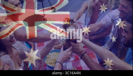 Bierflaschen und Gläser, die Freunde auf Holzterrasse mit Regenschirm und australischer Flagge tosten Stockfoto