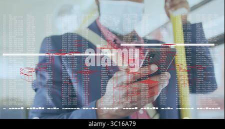 Ausgereifte Geschäftsleute bei der Analyse von AR-Overlay im modernen Büro mit Smartphone und Bandmaß ausrichten Stockfoto