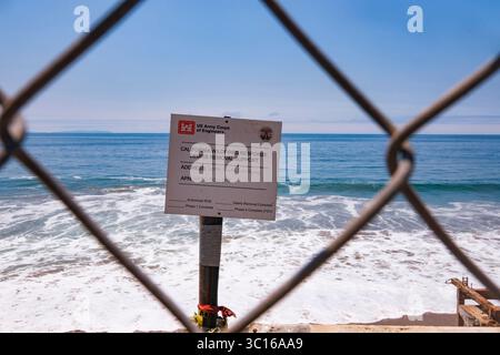 Unterschrift des US Army Corps of Engineers nach der Säuberung des Palisades-Feuers entlang des Pacific Coast Highway in Malibu, Kalifornien, USA Stockfoto