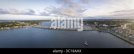 Aus der Vogelperspektive auf die Bridge of Lions, die sich über den Matanzas River erstreckt, die Boote segeln sanft, der Himmel mit sanften Blau- und Weißtönen gemalt, St. Augustine, St. Johns County, Vereinigte Staaten. Stockfoto