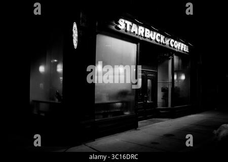 Moody Night Time Bild von einem Starbucks in Downtown Toronto. Stockfoto