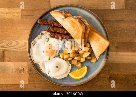 Eier, Würstchen und Toast Stockfoto