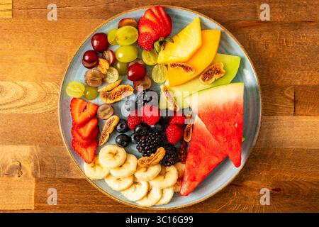 Teller mit frischem Obst Stockfoto