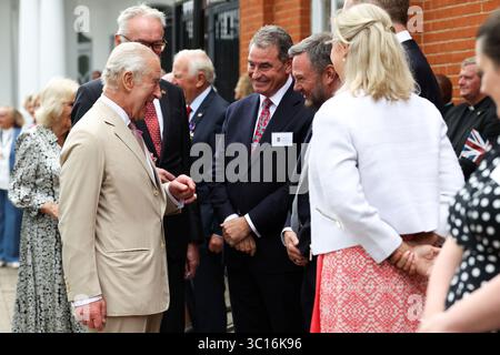 König Charles III. (Mitte links) trifft sich mit dem Vorsitzenden des Ipswich Town Football Club Mark Ashton (2. Rechts) während eines Besuchs in der King Edward VII Memorial Hall in Newmarket Suffolk, um Mitglieder lokaler Gemeindegruppen sowie Vertreter aus Unternehmen und dem Gesundheits- und Bildungssektor zu treffen, um sich über Initiativen, gemeinnützige Arbeit und Programme zur Unterstützung der Einwohner Newmarket zu informieren. Bilddatum: Dienstag, 22. Juli 2025. Stockfoto