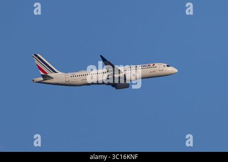 Startendes Flugzeug in Amsterdam Schiphol, Hoofddorp, 20.07.2025 ein Flugzeug der Fluggesellschaft Air France vom Typ Airbus A220-300 mit der Registrierung F-HZUL hebt bei klarem Himmel vom Flughafen Amsterdam Schiphol AMS ab. Die Maschine trägt das aktuelle Farbschema der französischen Nationalfluggesellschaft. Die Airline verbindet Amsterdam regelmäßig mit verschiedenen Destinationen in Europa und über hinaus, insbesondere über das Drehkreuz Paris-Charles-de-Gaulle. Hoofddorp Hoofddorp Zuid Nordholland Niederlande *** Flugzeuge starteten in Amsterdam Schiphol, Hoofddorp, 20 07 2025 an Air France A Stockfoto